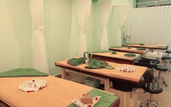 Những hình ảnh thực tế về massage, trị liệu và chăm sóc vật lý của khách hàng